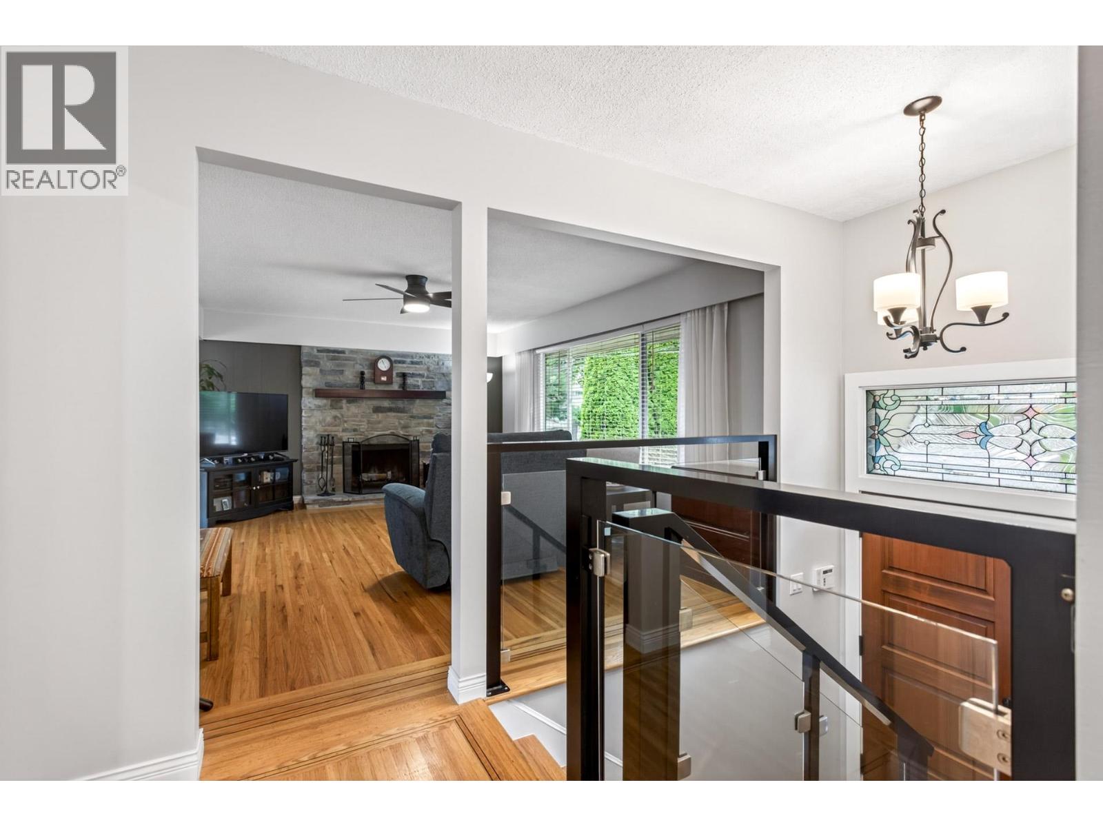 5240 Sprott Street, Burnaby, British Columbia  V5G 1T5 - Photo 3 - R3124703