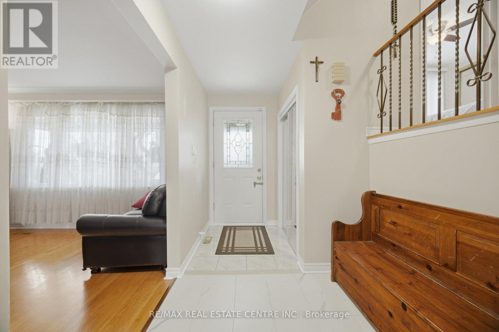 3590 Fieldgate Drive, Mississauga, Ontario  L4X 2J7 - Photo 4 - W13145622