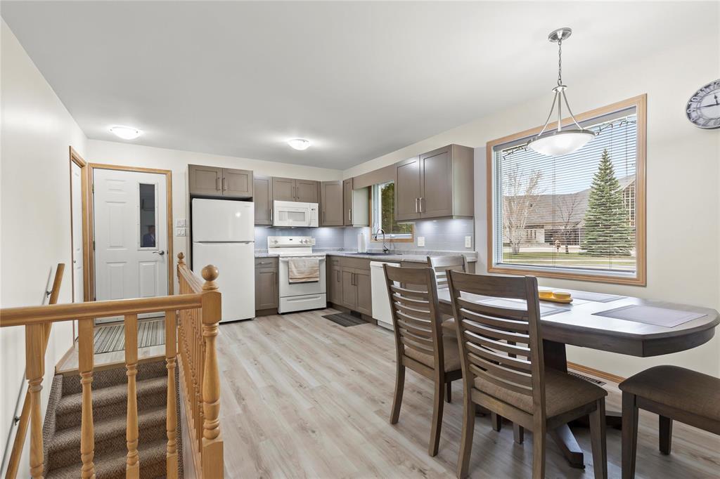 145 Kroeker Avenue, Steinbach, Manitoba  R5G 0K5 - Photo 3 - 202610647