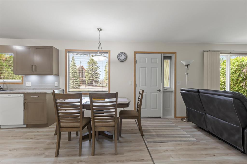 145 Kroeker Avenue, Steinbach, Manitoba  R5G 0K5 - Photo 4 - 202610647