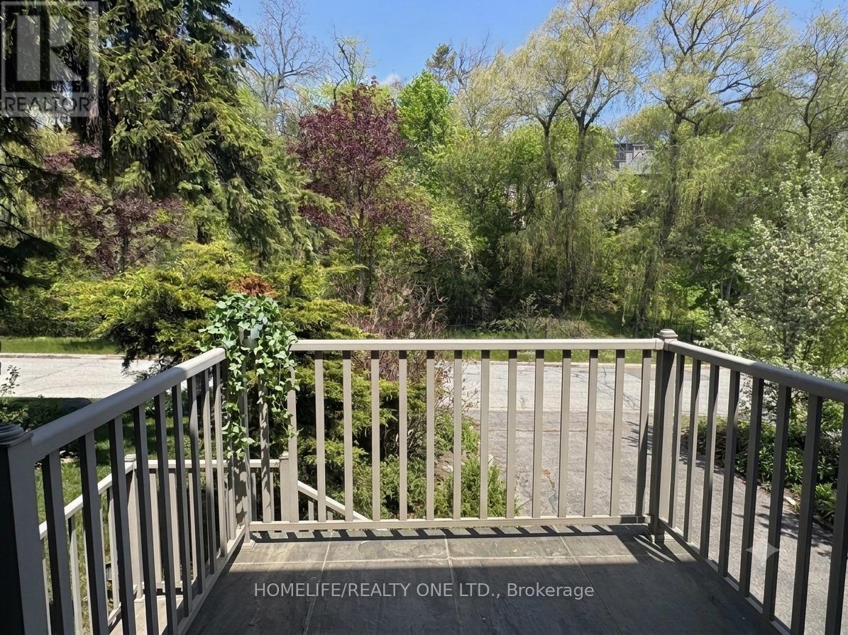 31 Bearwood Drive, Toronto, Ontario  M9A 4G5 - Photo 4 - W13086374