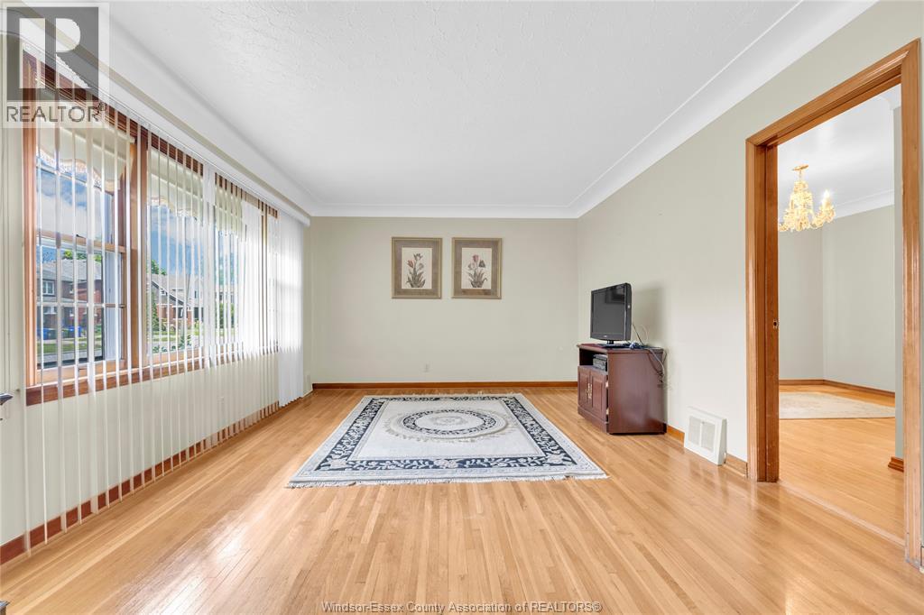 380 Partington, Windsor, Ontario  N9B 2N5 - Photo 3 - 26011512