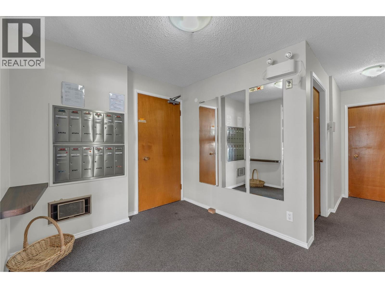 328 Nanaimo Avenue W, Penticton, British Columbia  V2A 1N7 - Photo 3 - 10388006
