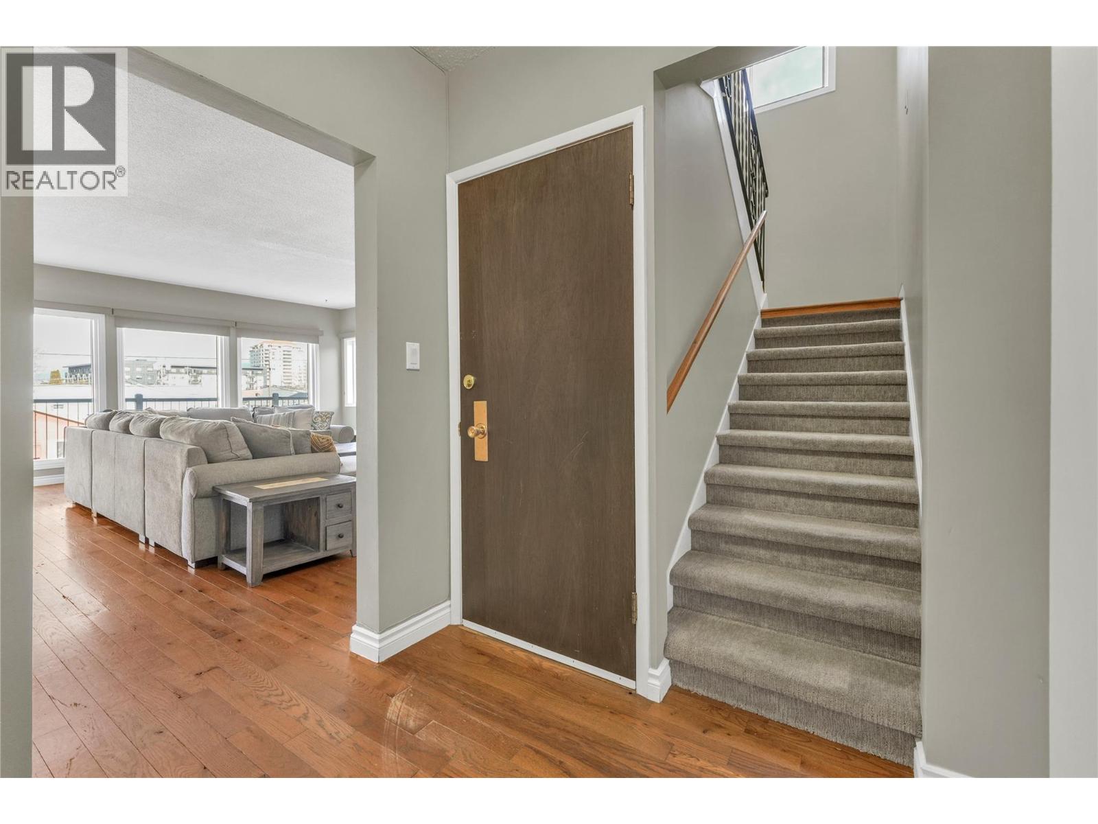 328 Nanaimo Avenue W, Penticton, British Columbia  V2A 1N7 - Photo 4 - 10388006
