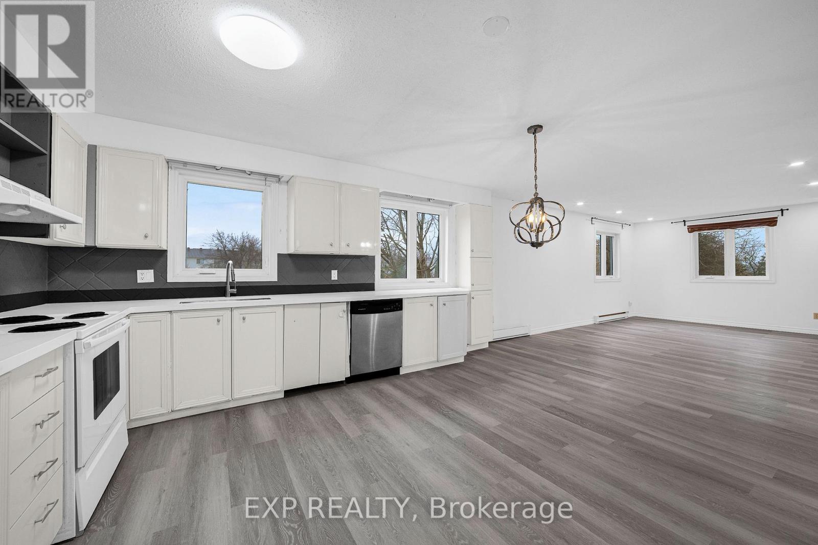 98 Castlegreen Private, Ottawa, Ontario  K1T 3N3 - Photo 4 - X13145708