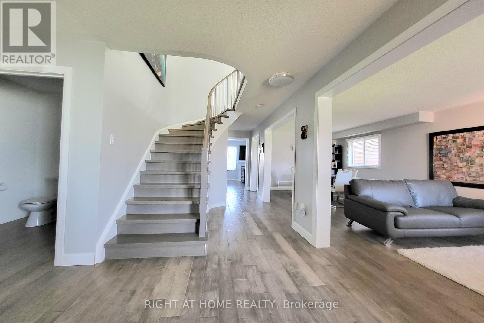 1040 Beaver Valley Crescent, Oshawa, Ontario  L1J 8N2 - Photo 4 - E13145906
