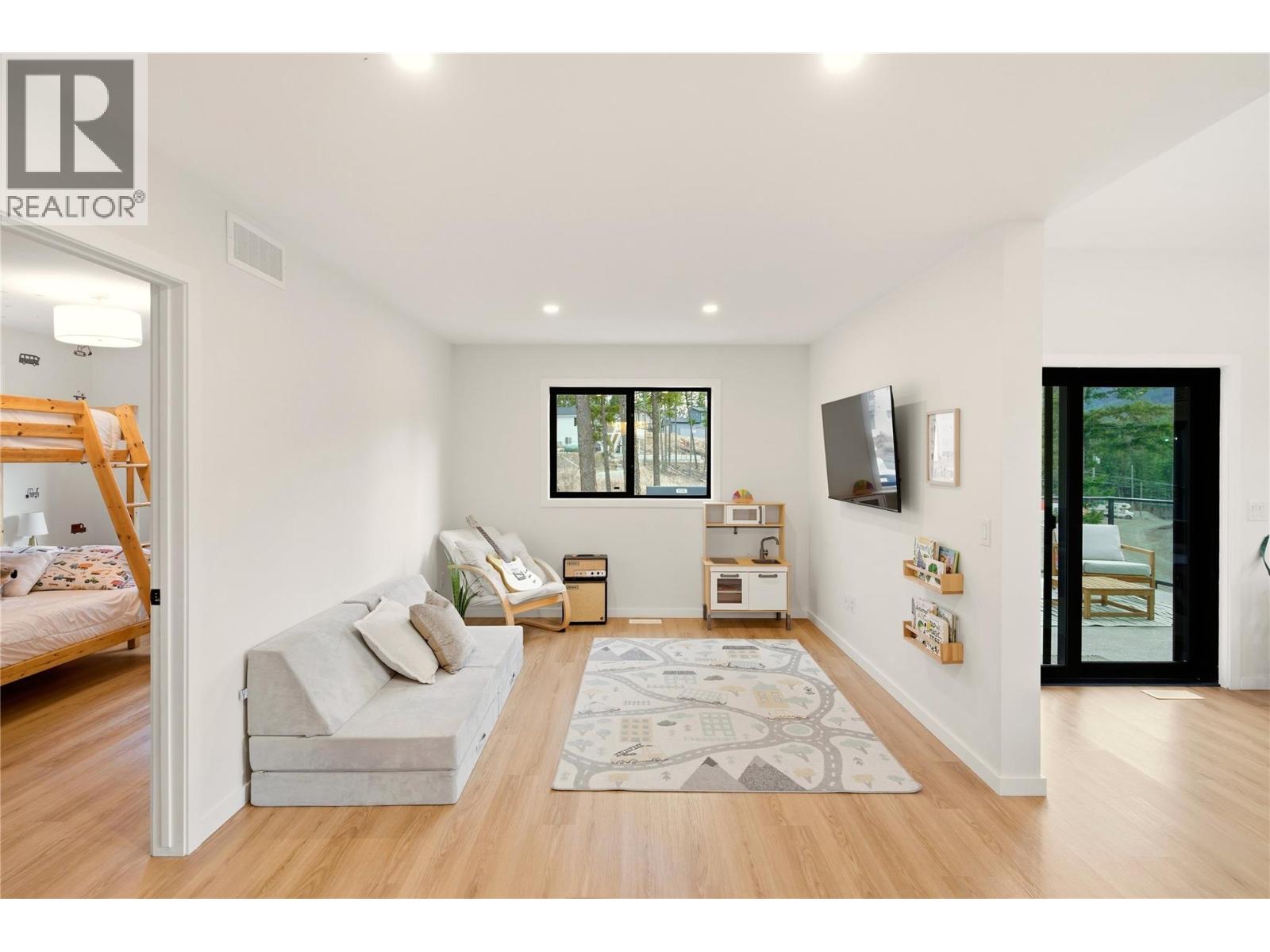 7111 Dunwaters Road, Kelowna, British Columbia V1Z 3W6 - Photo 11 - 10376251
