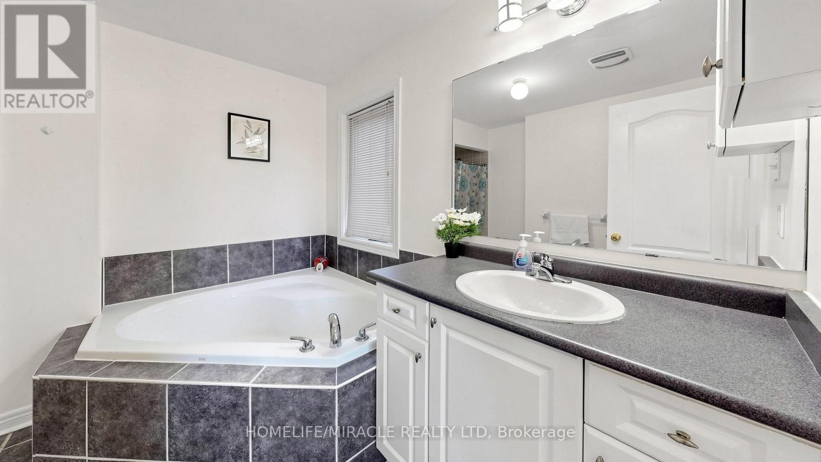 66 Rocky Point Crescent, Brampton, Ontario  L6V 4R7 - Photo 21 - W13145734
