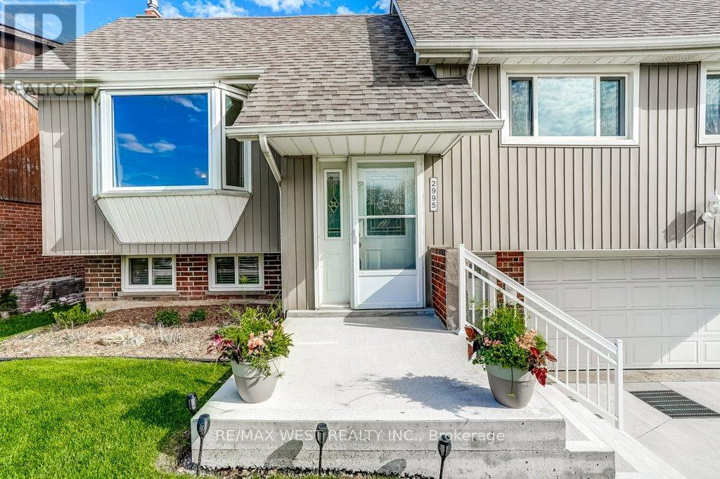 2995 Saint Malo Circle, Mississauga, Ontario  L5N 1T1 - Photo 2 - W13145800