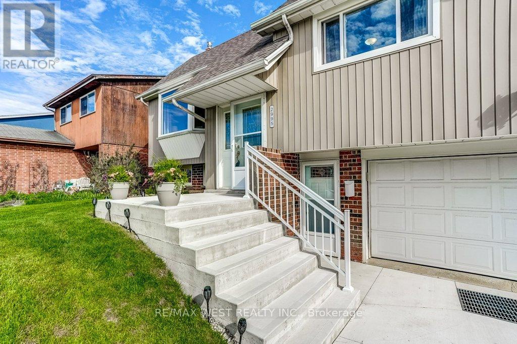 2995 Saint Malo Circle, Mississauga, Ontario  L5N 1T1 - Photo 3 - W13145800