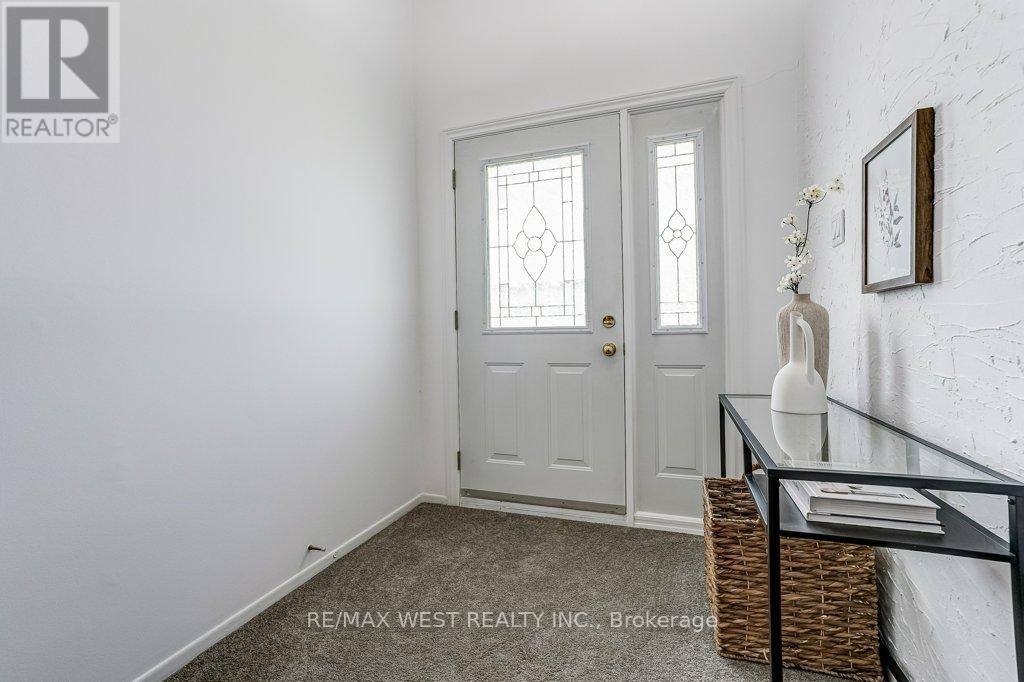 2995 Saint Malo Circle, Mississauga, Ontario  L5N 1T1 - Photo 4 - W13145800