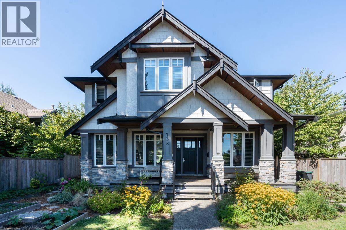 738 E 13th Street, North Vancouver, British Columbia  V7L 2M7 - Photo 1 - R3125039