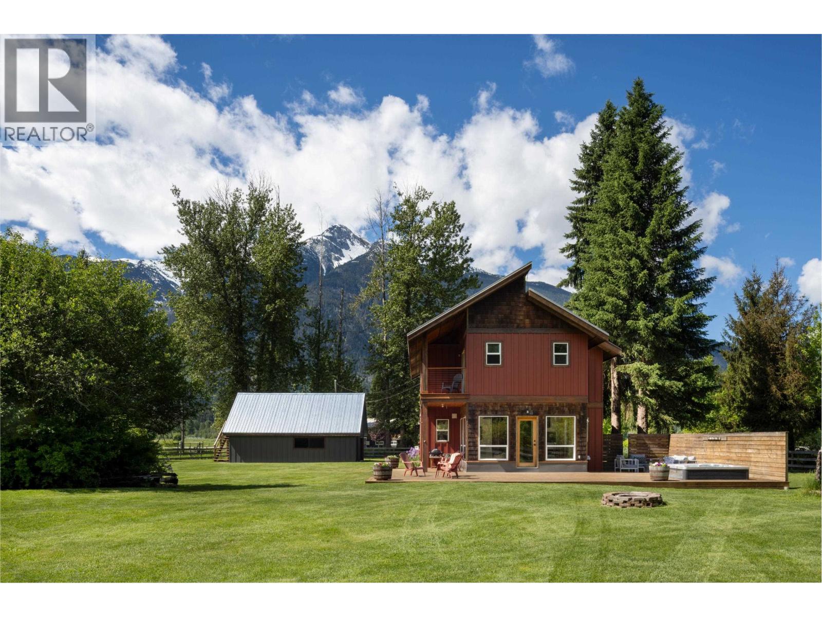 8950 Pemberton Meadows Road, Pemberton, British Columbia  V0N 2L2 - Photo 2 - R3125082