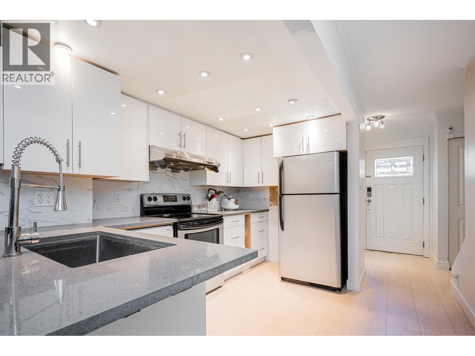 4814 Fernglen Drive, Burnaby, British Columbia  V5G 3V7 - Photo 5 - R3114404