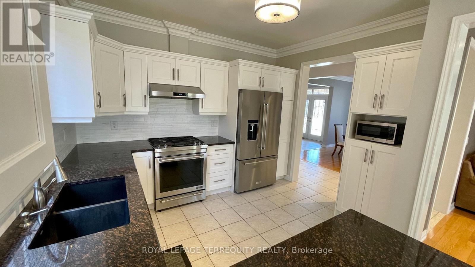 2114 Helmsley Avenue, Oakville, Ontario  L6M 4R5 - Photo 15 - W13146088