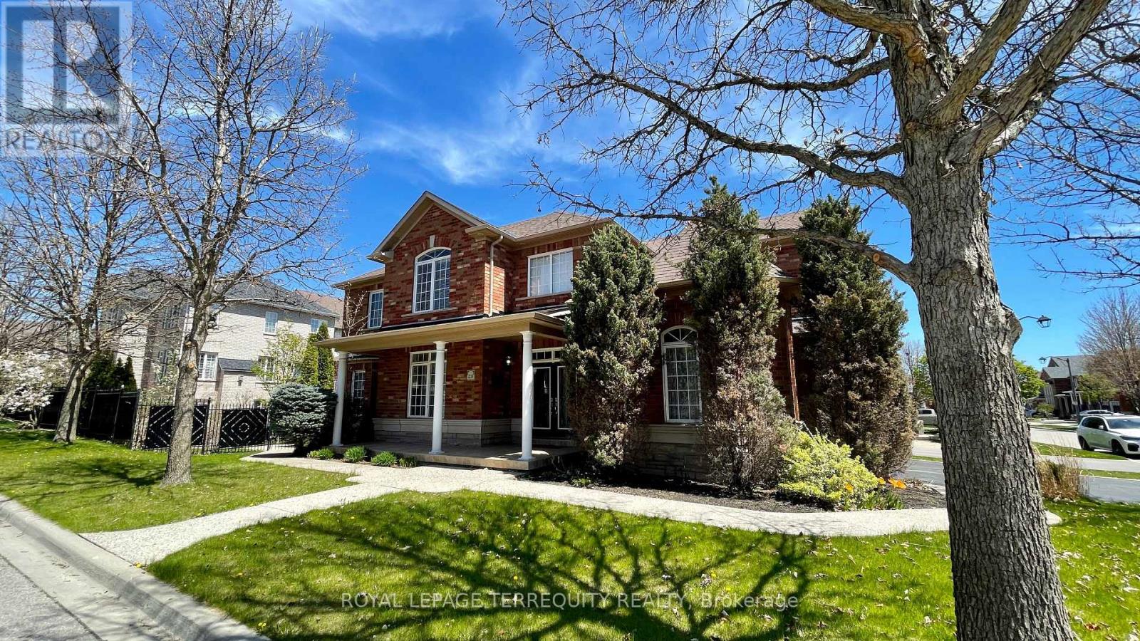 2114 Helmsley Avenue, Oakville, Ontario  L6M 4R5 - Photo 2 - W13146088