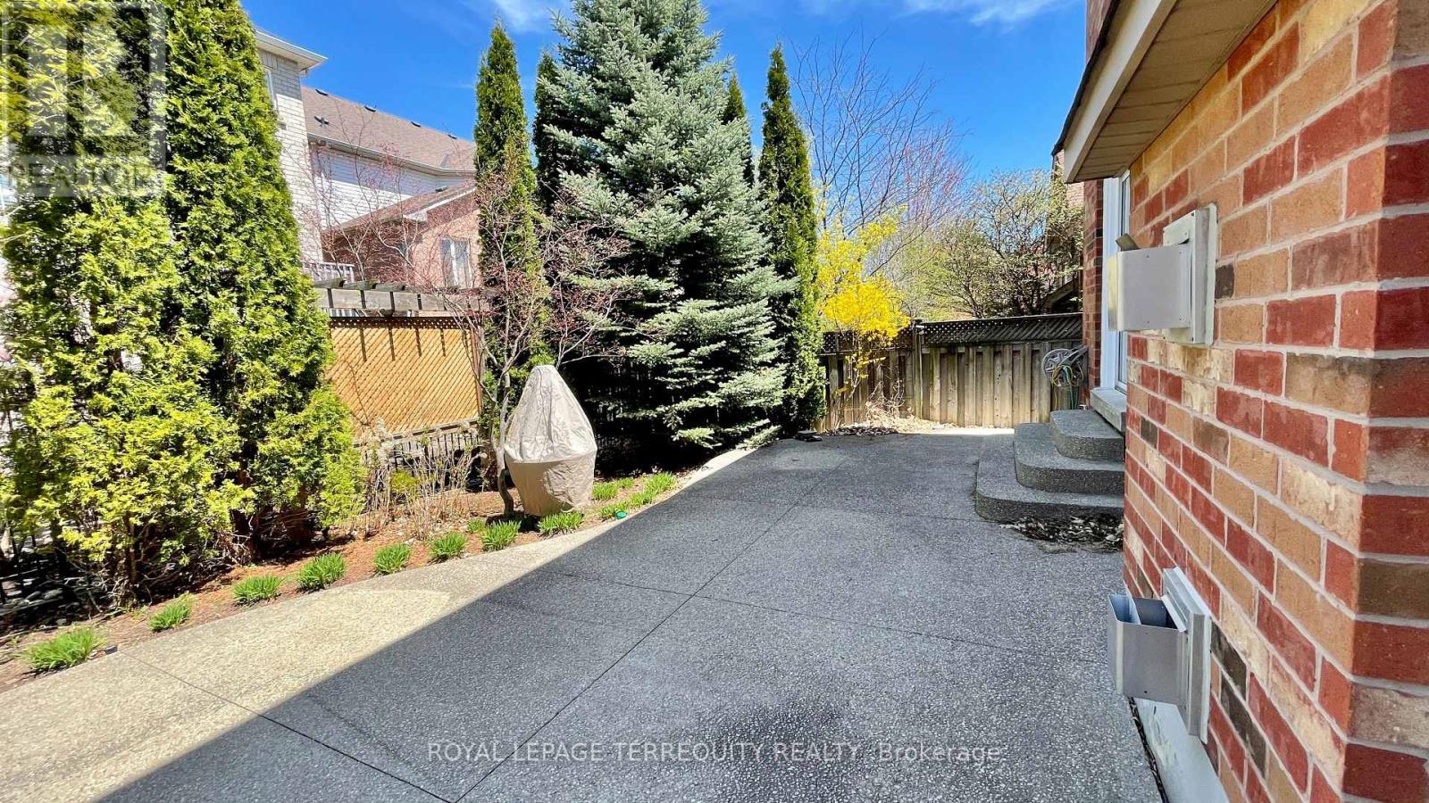 2114 Helmsley Avenue, Oakville, Ontario  L6M 4R5 - Photo 3 - W13146088