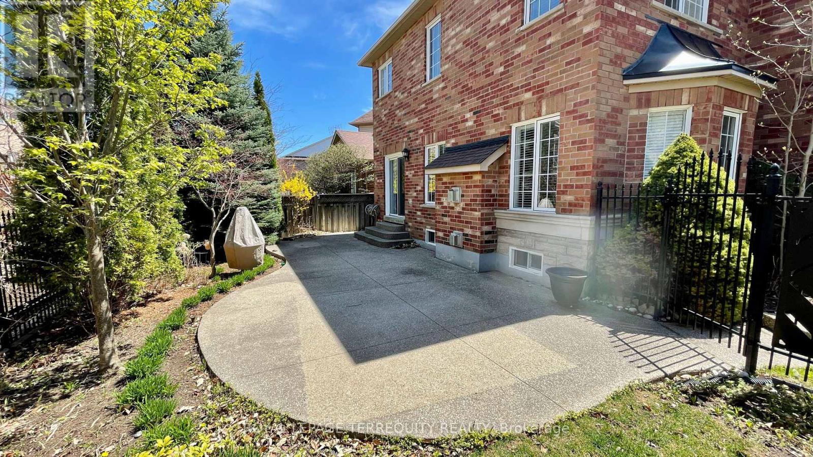 2114 Helmsley Avenue, Oakville, Ontario  L6M 4R5 - Photo 4 - W13146088