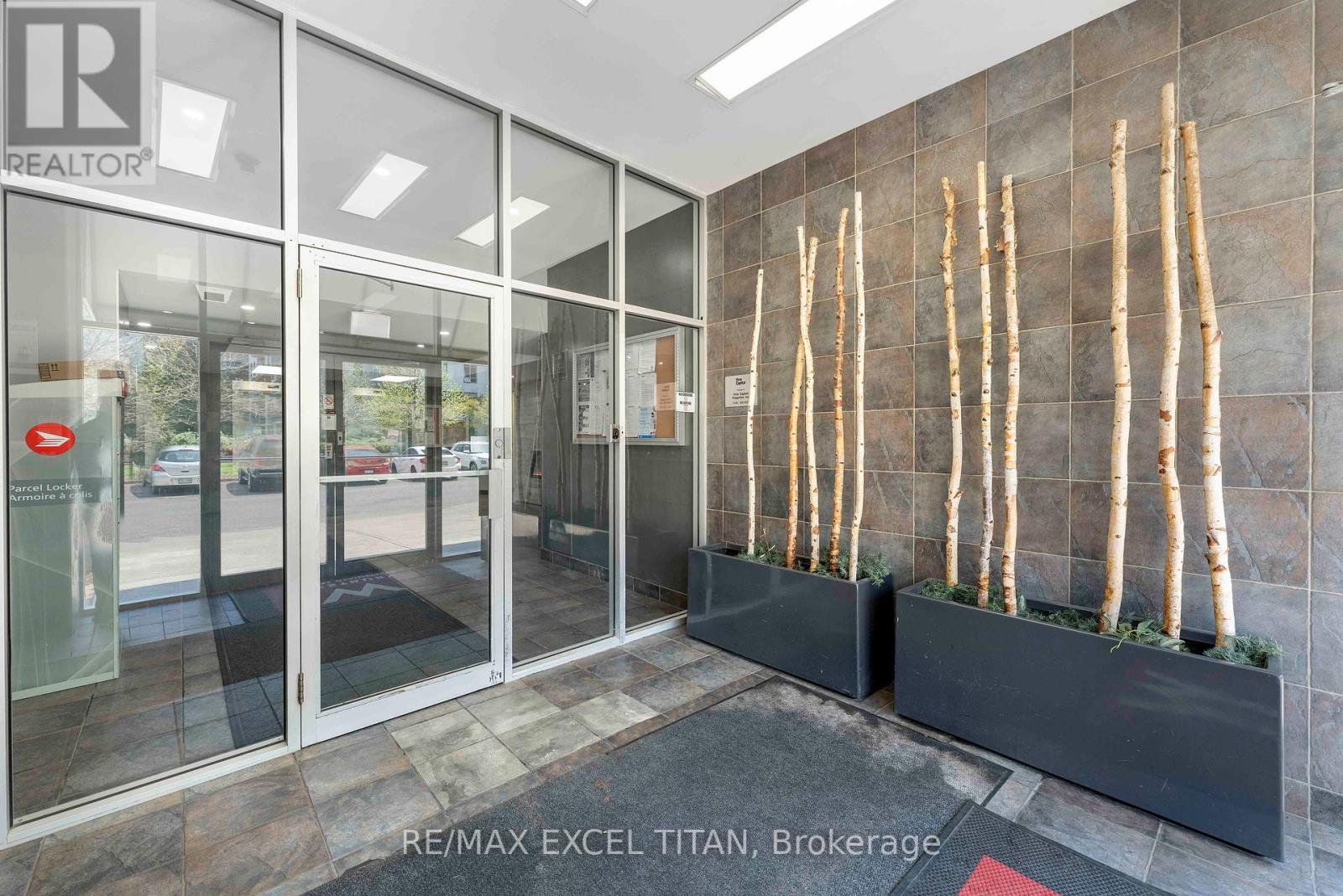 605 - 1401 Dupont Street, Toronto, Ontario  M6H 2B1 - Photo 3 - W13146098