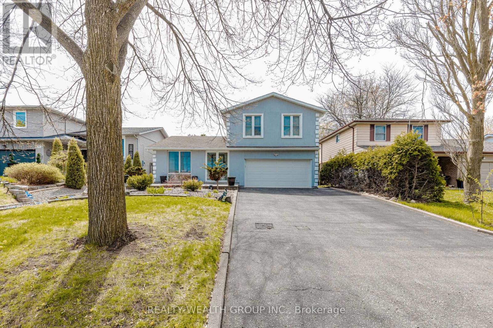 688 Antigua Crescent, Oshawa, Ontario  L1J 6B4 - Photo 2 - E13146160