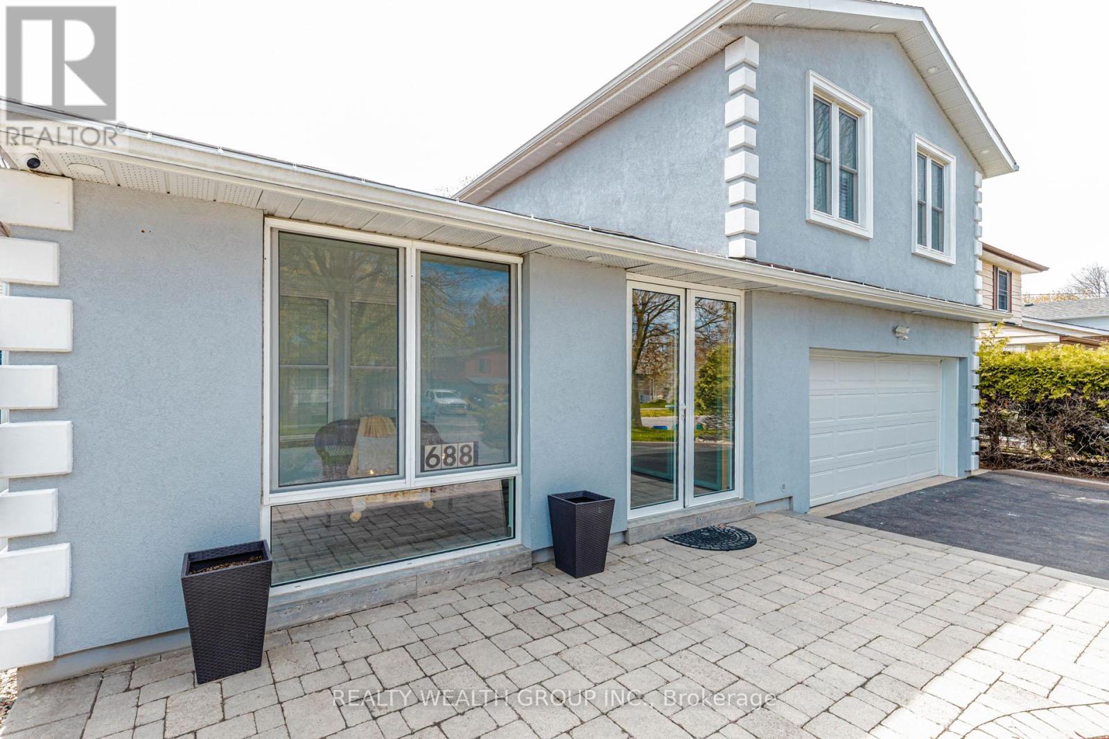 688 Antigua Crescent, Oshawa, Ontario  L1J 6B4 - Photo 3 - E13146160