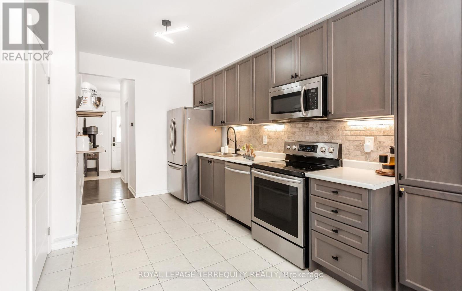 10 Deneb Street, Barrie (Ardagh), Ontario  L4M 0K6 - Photo 11 - S13146212