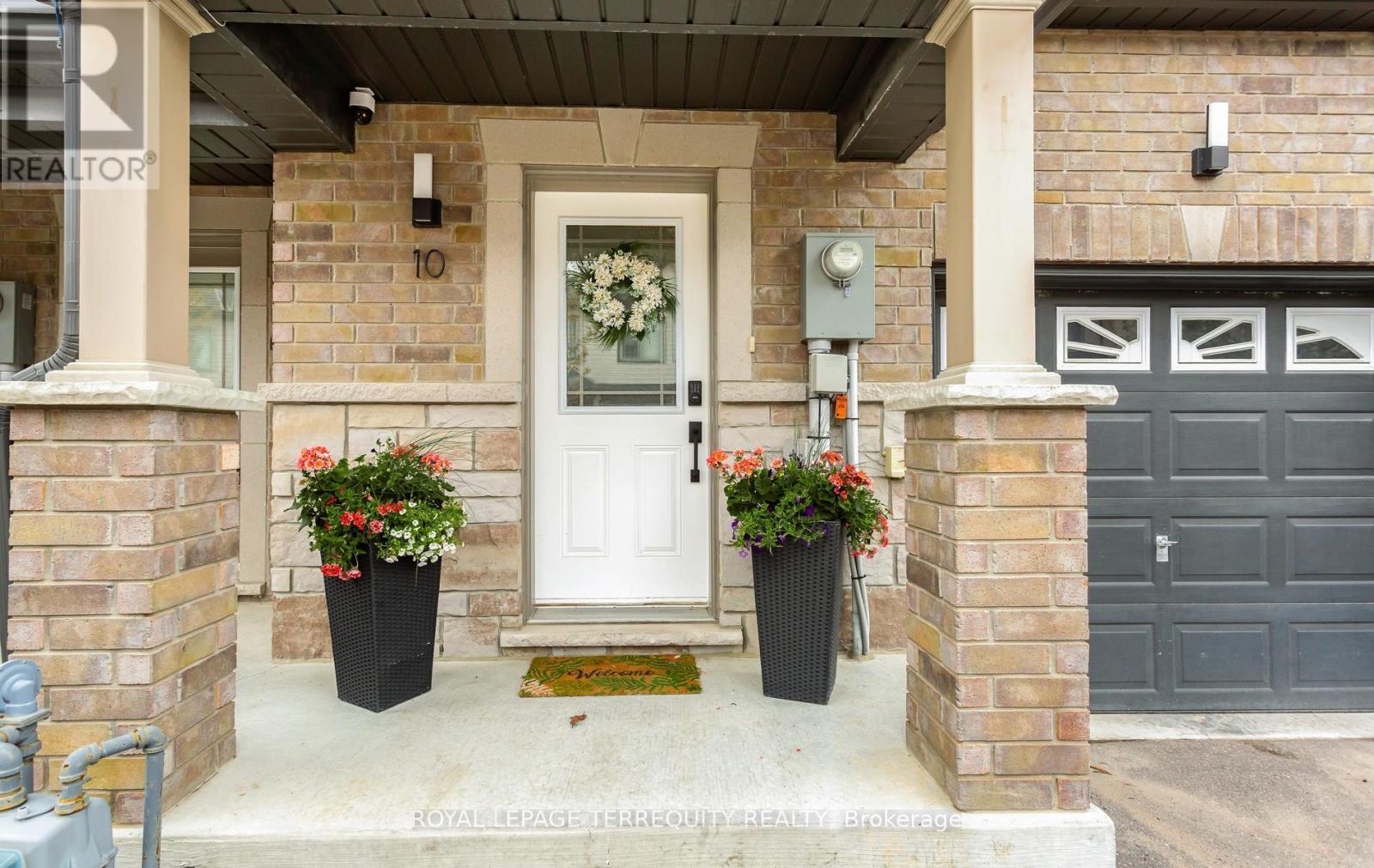 10 Deneb Street, Barrie (Ardagh), Ontario  L4M 0K6 - Photo 2 - S13146212