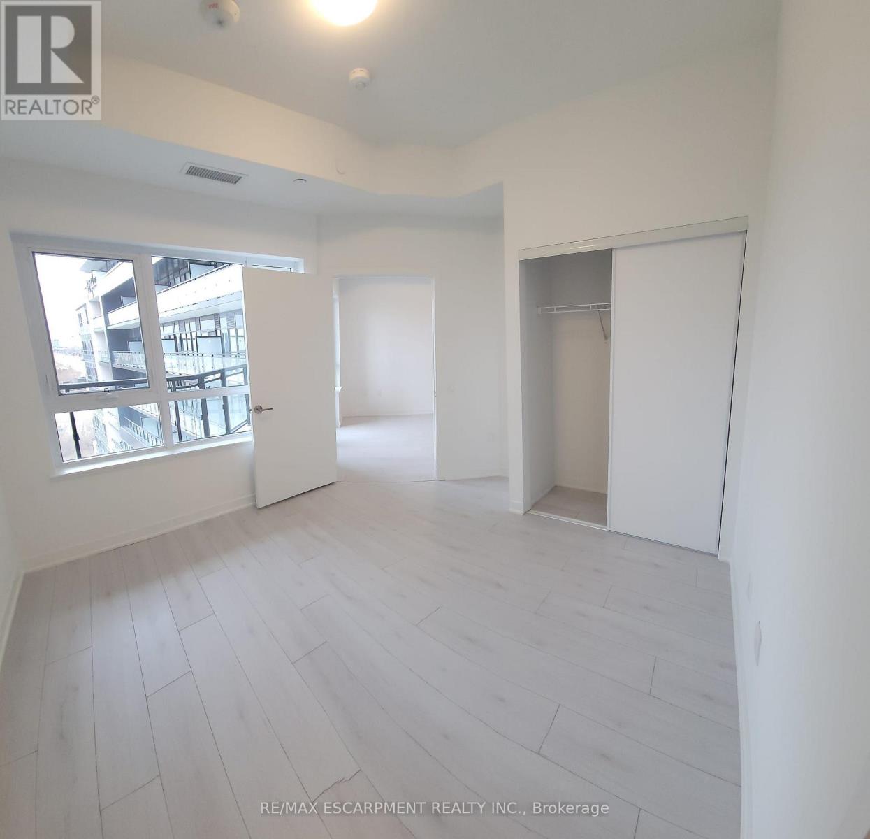 734 - 395 Dundas Street W, Oakville, Ontario  L6M 4M2 - Photo 4 - W13146134