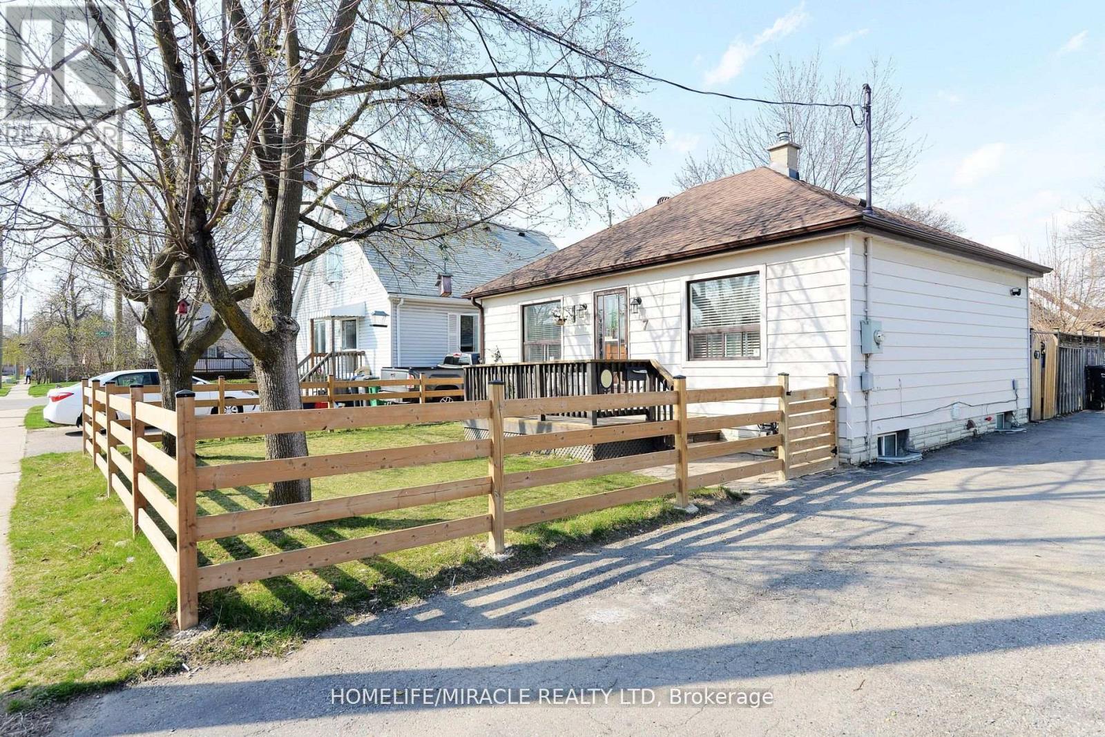 7 Sophia Street, Brampton, Ontario  L6V 1T8 - Photo 2 - W13146218