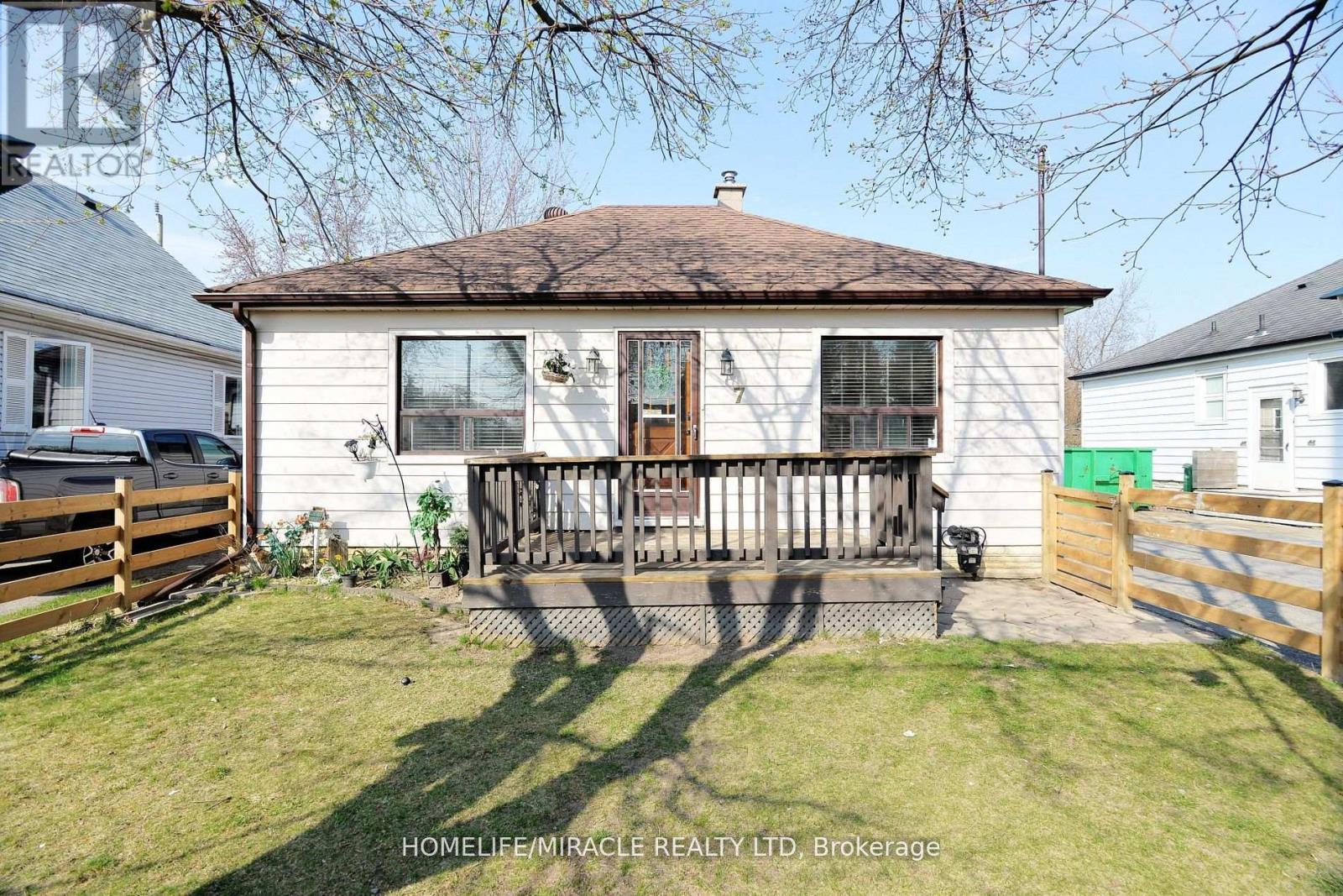 7 Sophia Street, Brampton, Ontario  L6V 1T8 - Photo 4 - W13146218