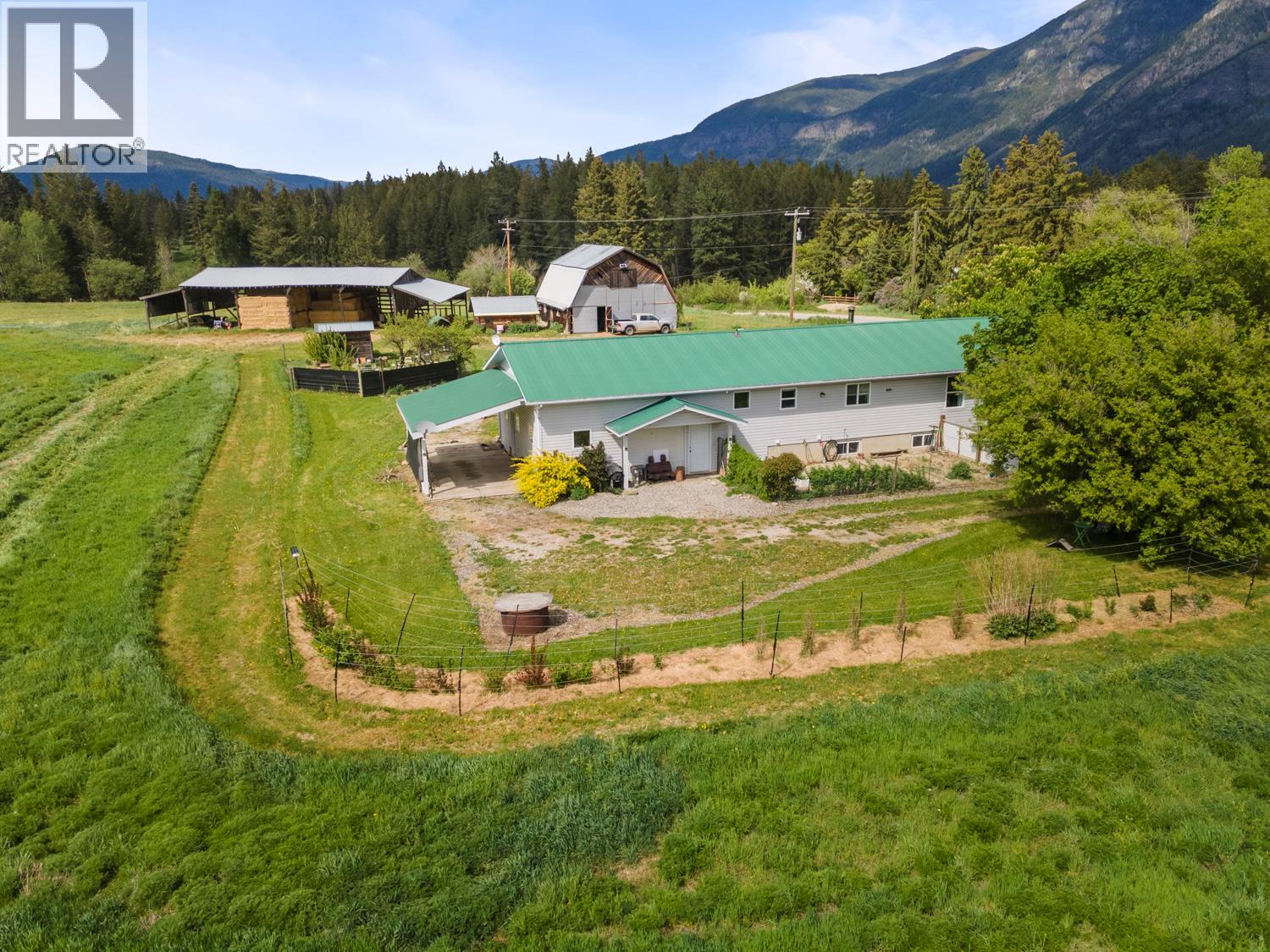 1027 Huscroft Road, Lister, British Columbia V0B 1G1 - Photo 2 - 10388021