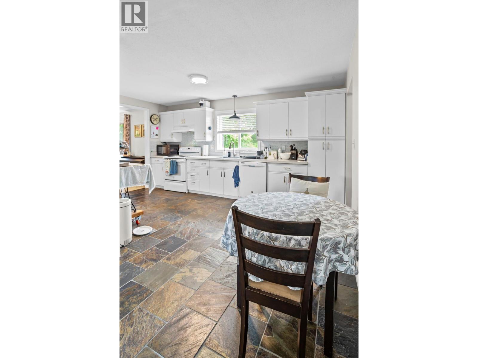 1027 Huscroft Road, Lister, British Columbia V0B 1G1 - Photo 7 - 10388021