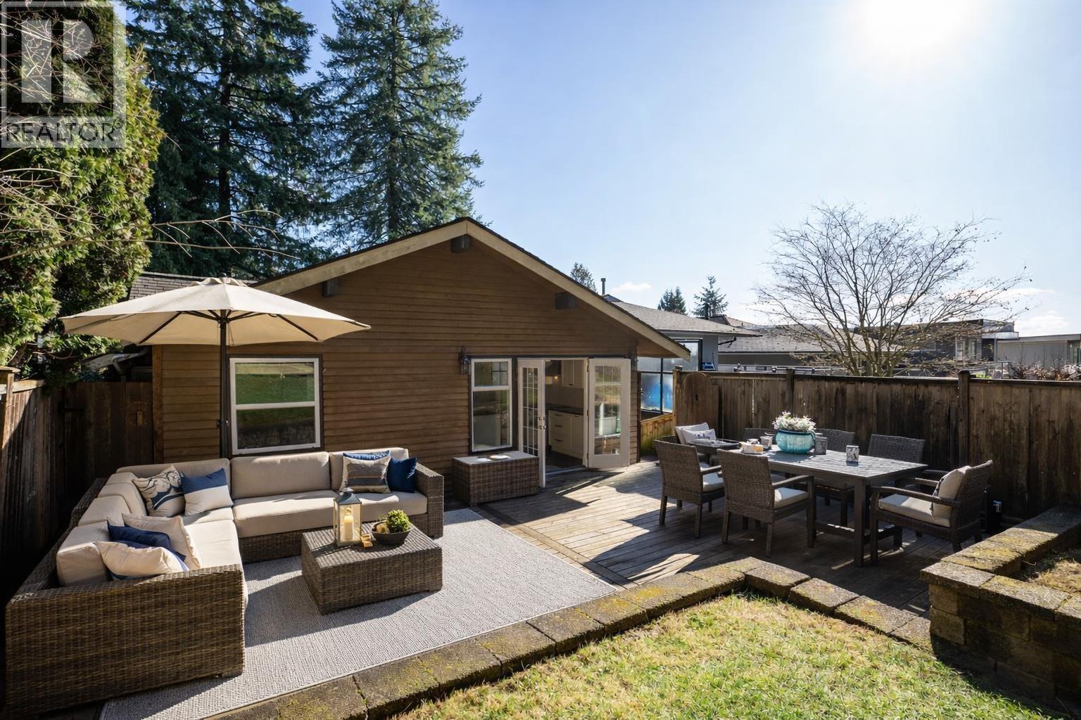 3015 ROYAL AVENUE, North Vancouver, British Columbia