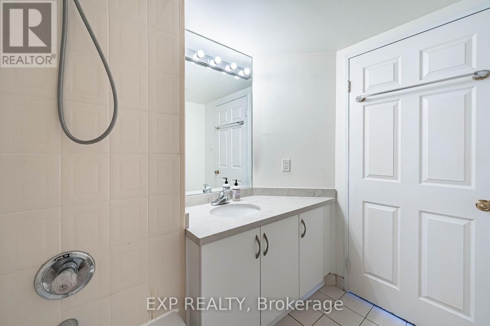 1811 - 736 Bay Street, Toronto, Ontario  M5G 2M4 - Photo 27 - C13146472