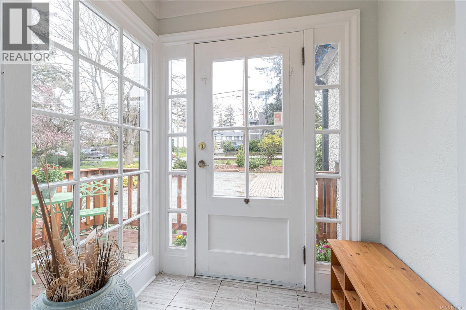 3650 Quadra St, Saanich, British Columbia  V8X 1H4 - Photo 6 - 1037070