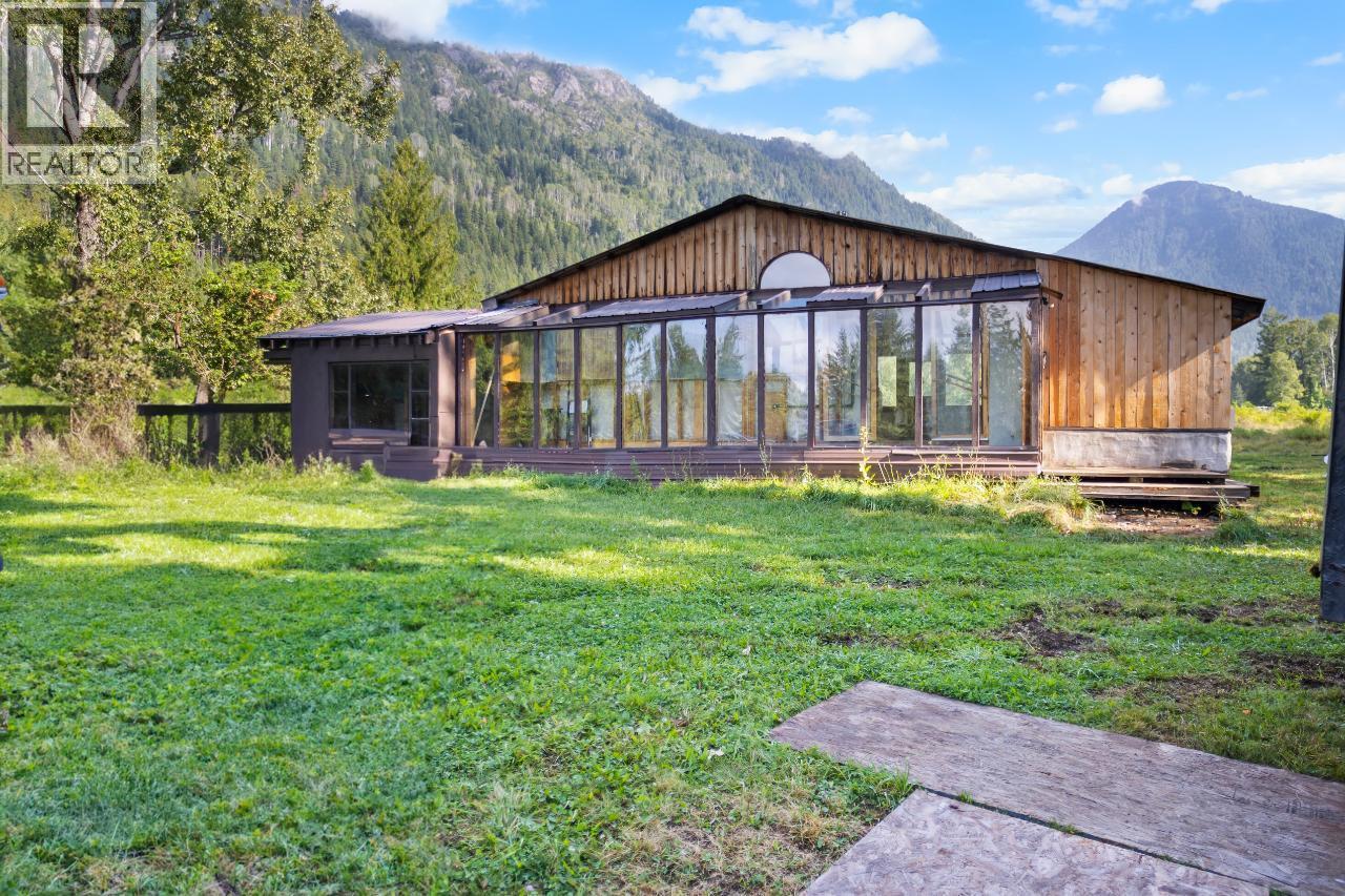 16465 Wadds Road, Crawford Bay, British Columbia  V0B 1E0 - Photo 1 - 10388040