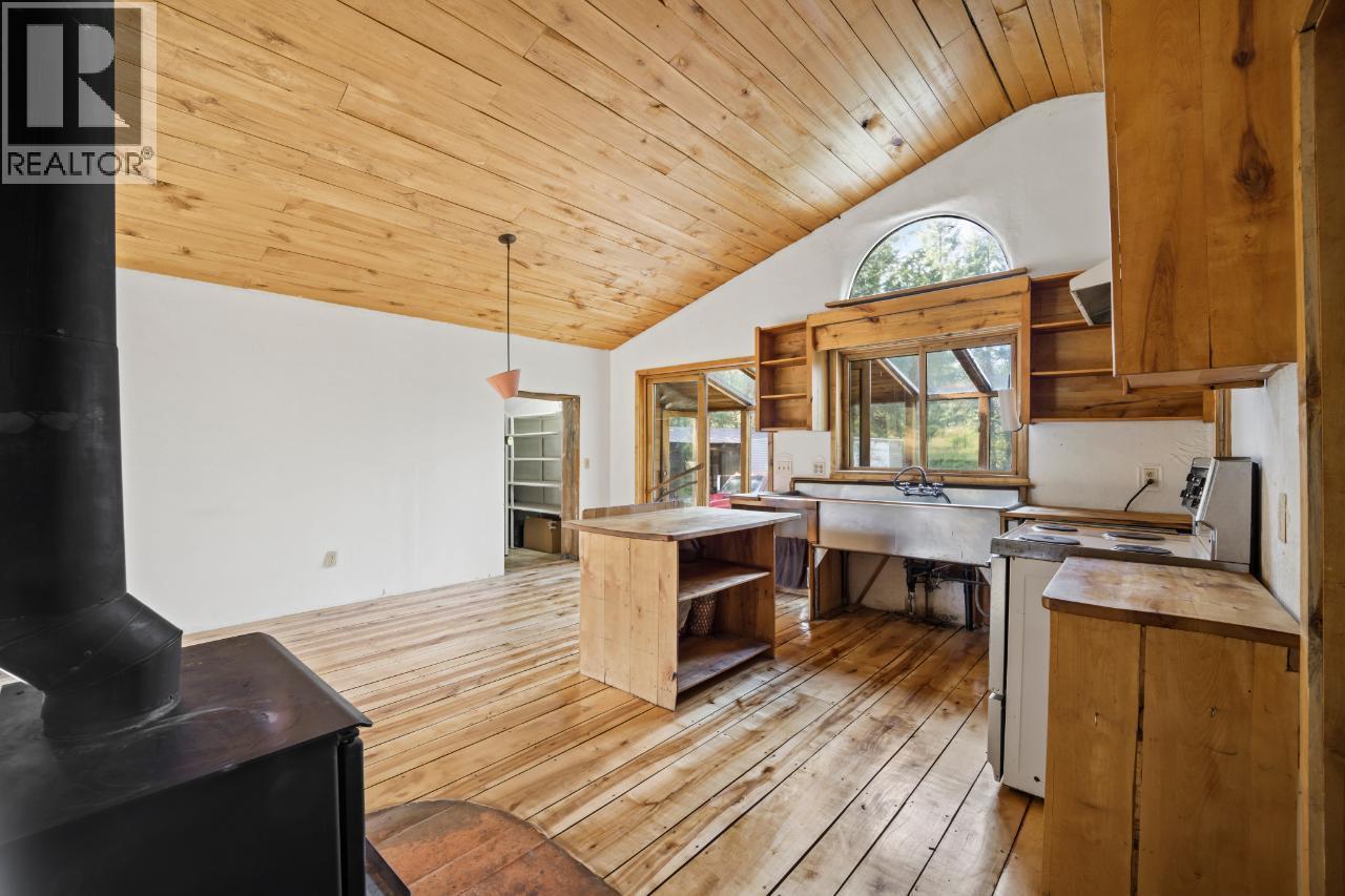 16465 Wadds Road, Crawford Bay, British Columbia  V0B 1E0 - Photo 10 - 10388040