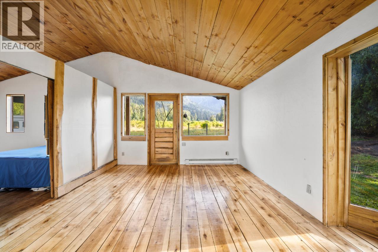 16465 Wadds Road, Crawford Bay, British Columbia  V0B 1E0 - Photo 13 - 10388040