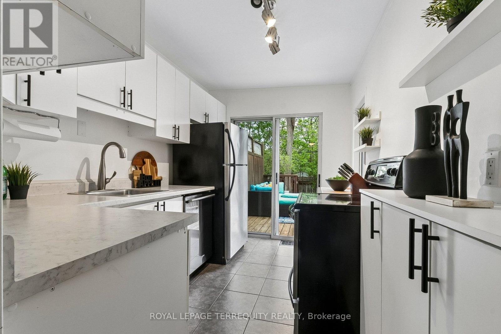 300 Rhodes Avenue, Toronto, Ontario  M4L 3A3 - Photo 19 - E13146616