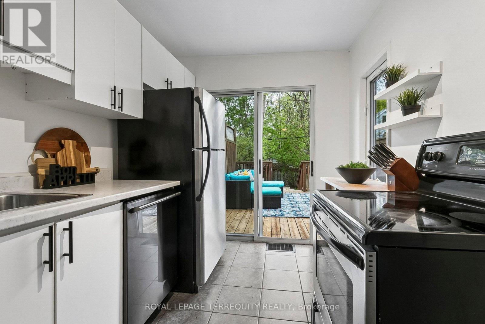 300 Rhodes Avenue, Toronto, Ontario  M4L 3A3 - Photo 20 - E13146616