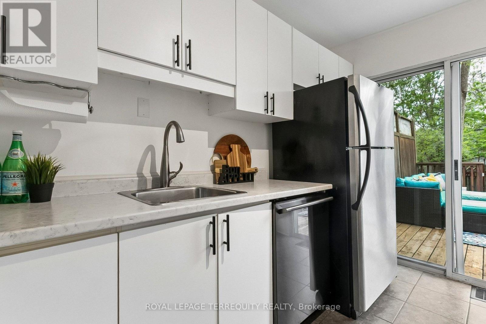 300 Rhodes Avenue, Toronto, Ontario  M4L 3A3 - Photo 21 - E13146616