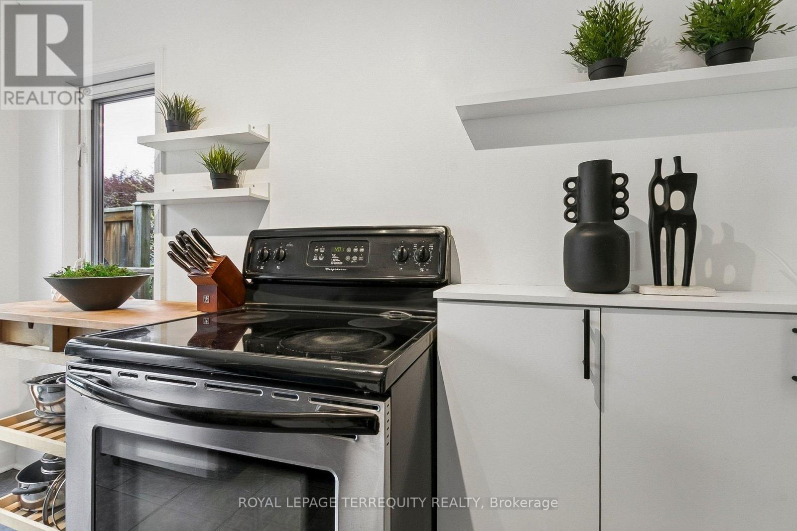 300 Rhodes Avenue, Toronto, Ontario  M4L 3A3 - Photo 22 - E13146616