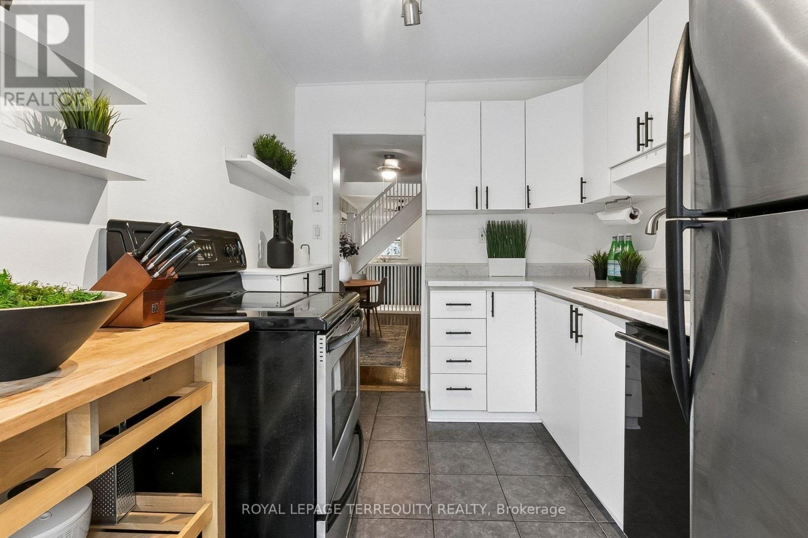 300 Rhodes Avenue, Toronto, Ontario  M4L 3A3 - Photo 25 - E13146616