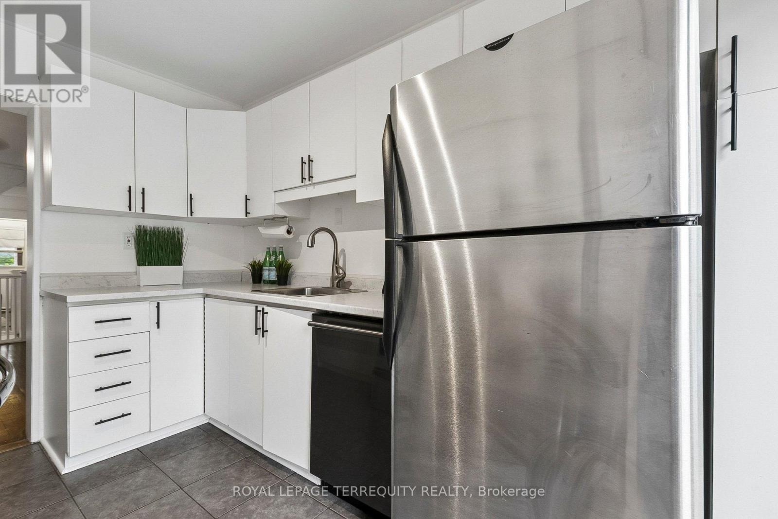 300 Rhodes Avenue, Toronto, Ontario  M4L 3A3 - Photo 27 - E13146616