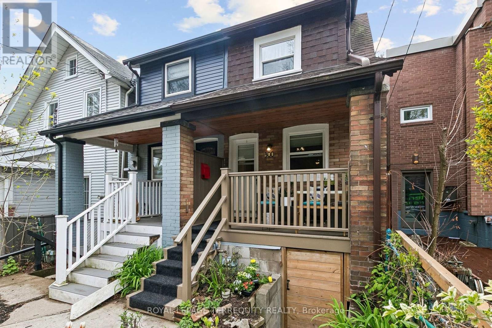 300 Rhodes Avenue, Toronto, Ontario  M4L 3A3 - Photo 3 - E13146616