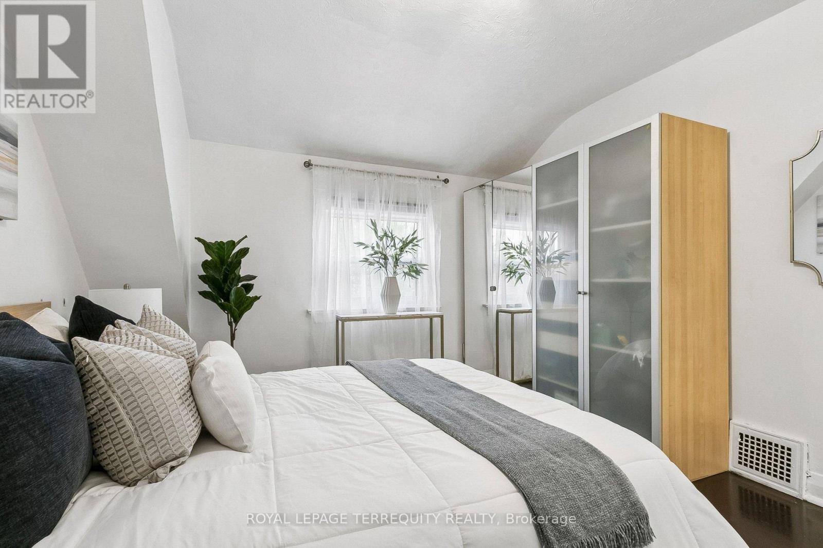300 Rhodes Avenue, Toronto, Ontario  M4L 3A3 - Photo 35 - E13146616