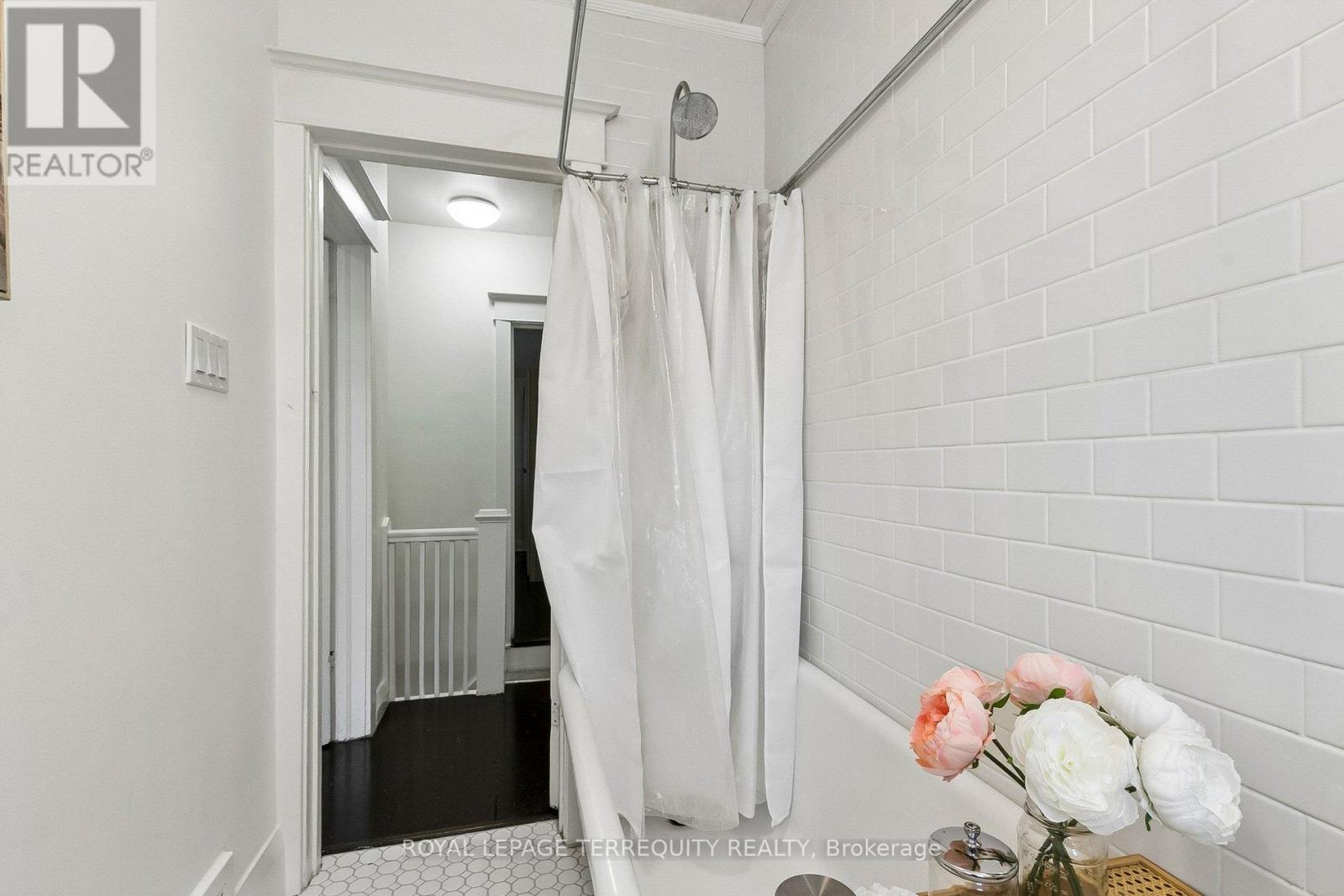 300 Rhodes Avenue, Toronto, Ontario  M4L 3A3 - Photo 38 - E13146616