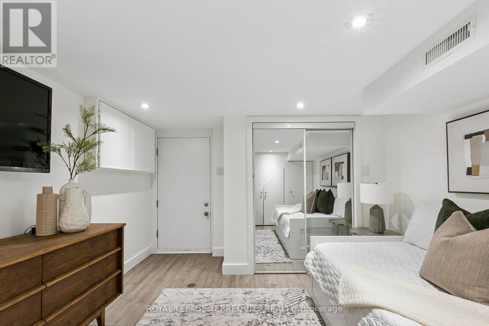 300 Rhodes Avenue, Toronto, Ontario  M4L 3A3 - Photo 40 - E13146616