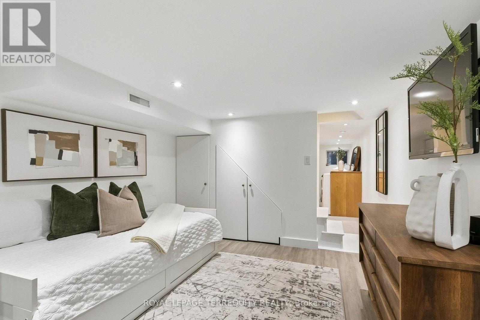300 Rhodes Avenue, Toronto, Ontario  M4L 3A3 - Photo 41 - E13146616