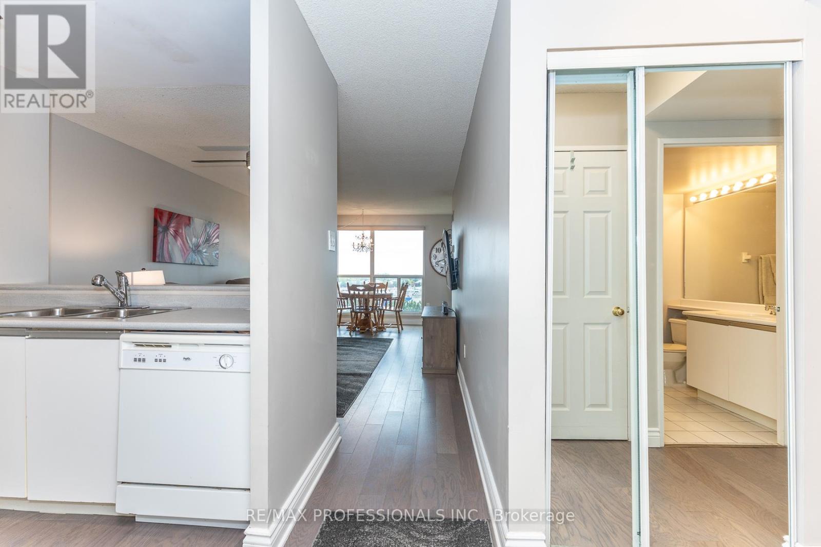 702 - 2177 Burnhamthorpe Road W, Mississauga, Ontario  L5L 5P9 - Photo 4 - W13146622